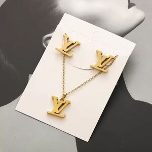 Luxurious Gold Necklace and Earrings Set